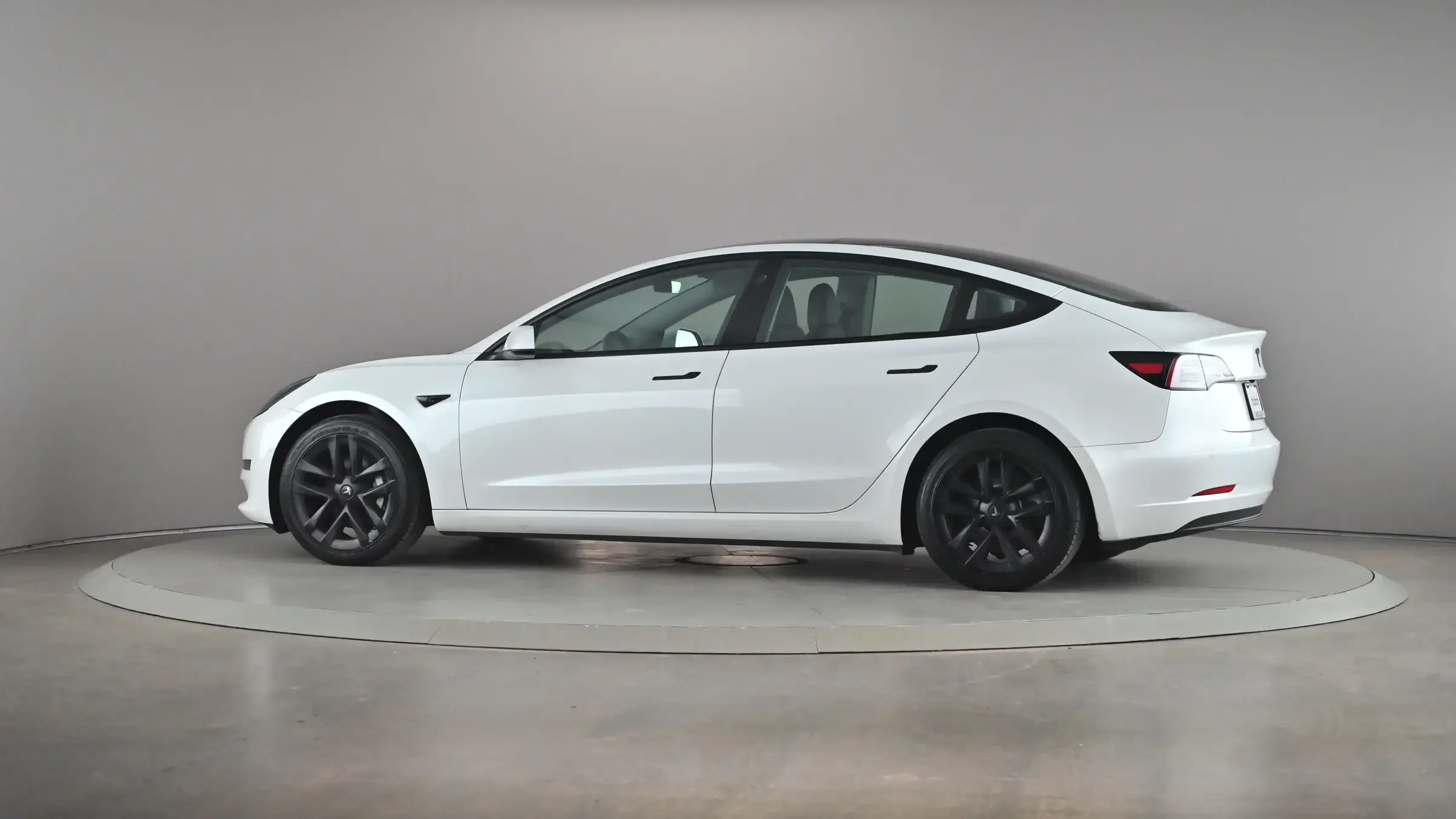 Tesla Model 3 Standard Range Plus - Photo 1