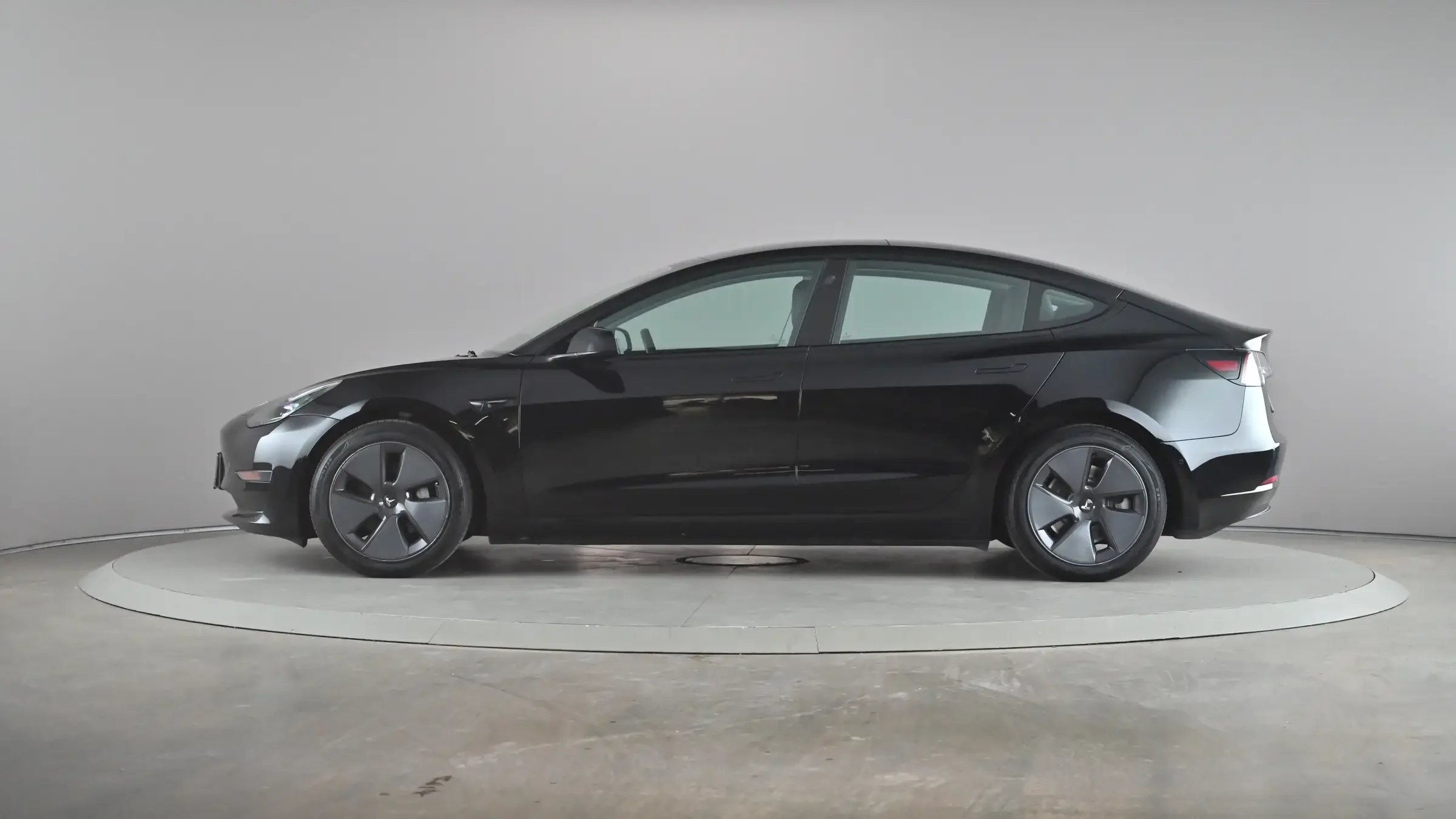 Tesla Model 3 Standard Range - Photo 2