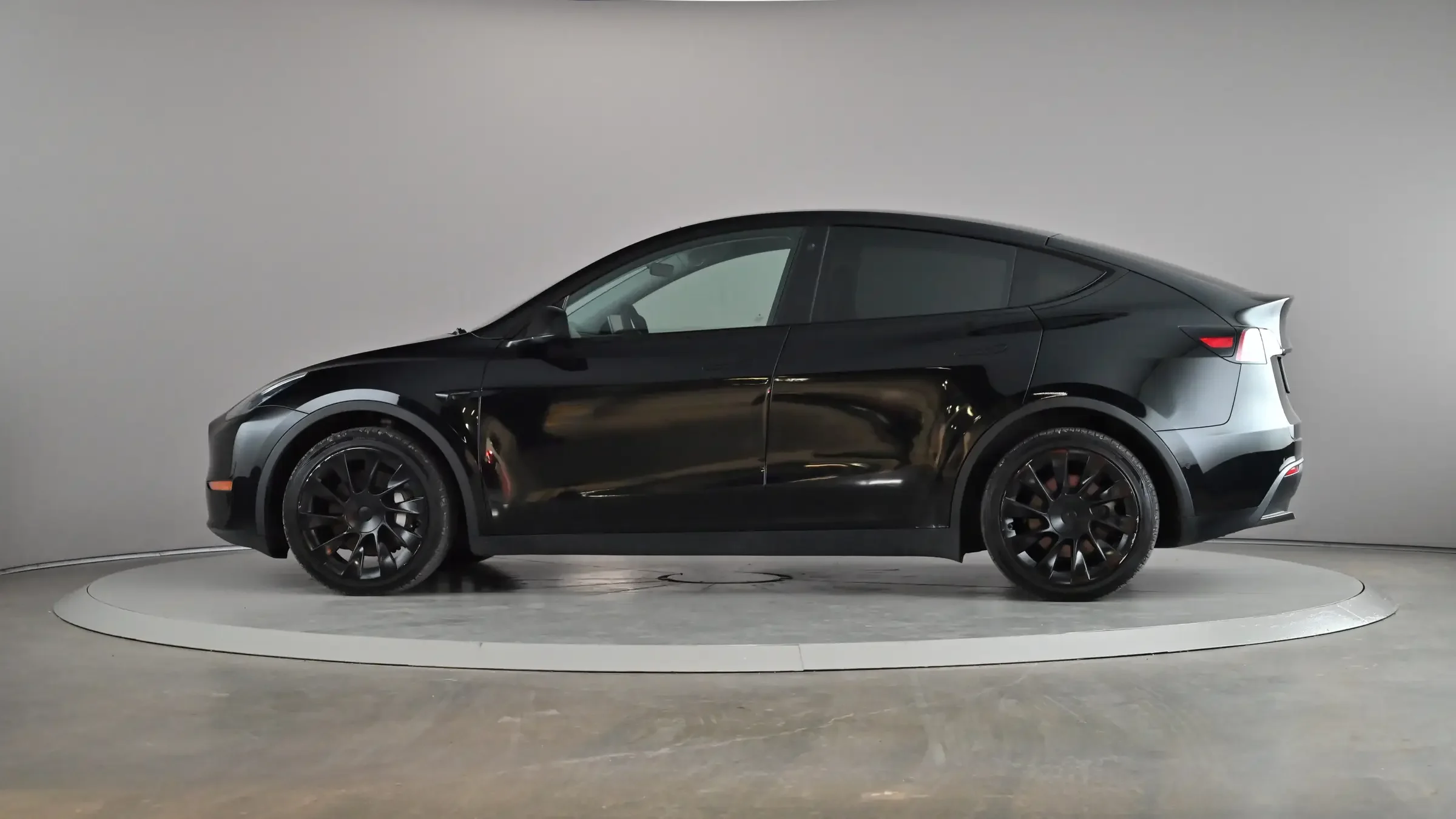 Tesla Model Y Long Range - Photo 3
