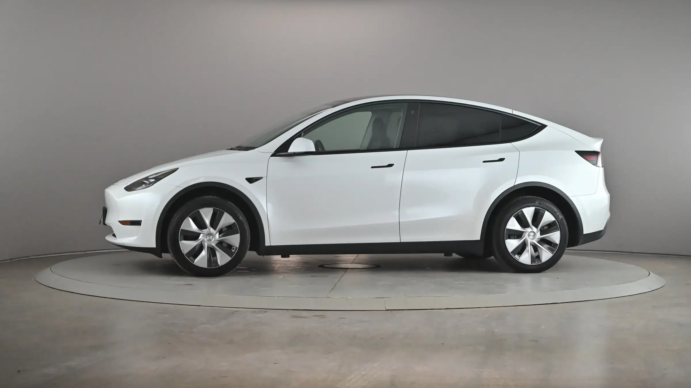 Tesla Model Y Long Range - Photo 3