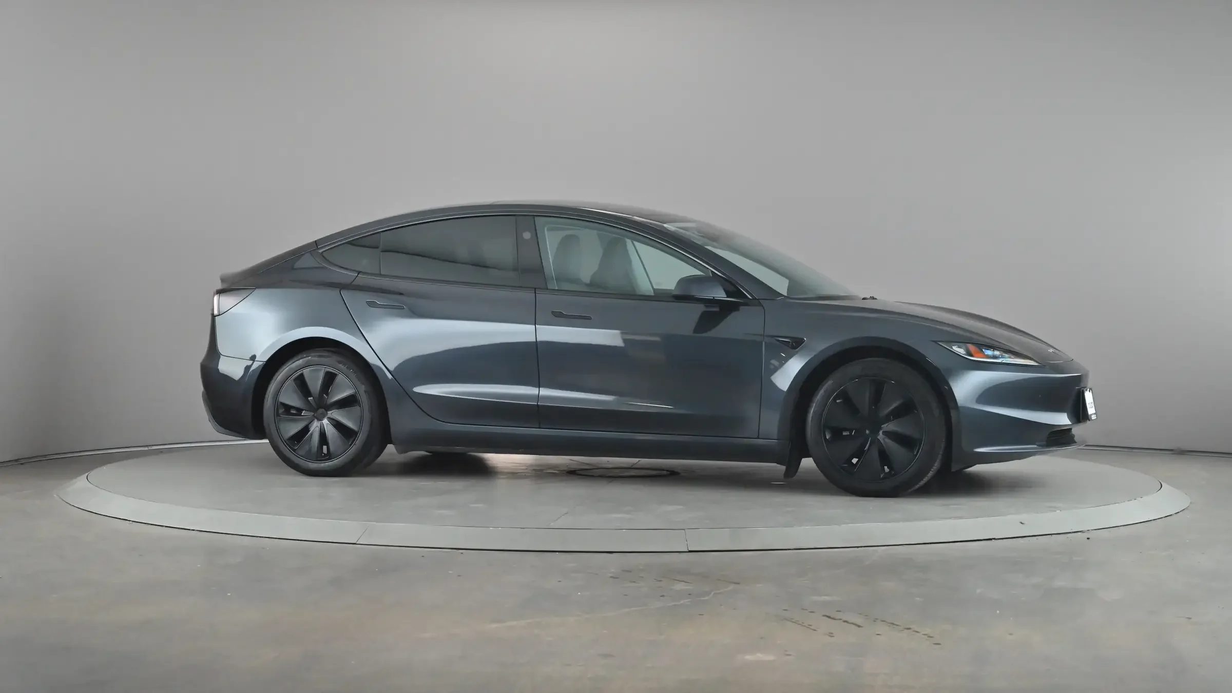 Tesla Model 3 Long Range - Photo 2